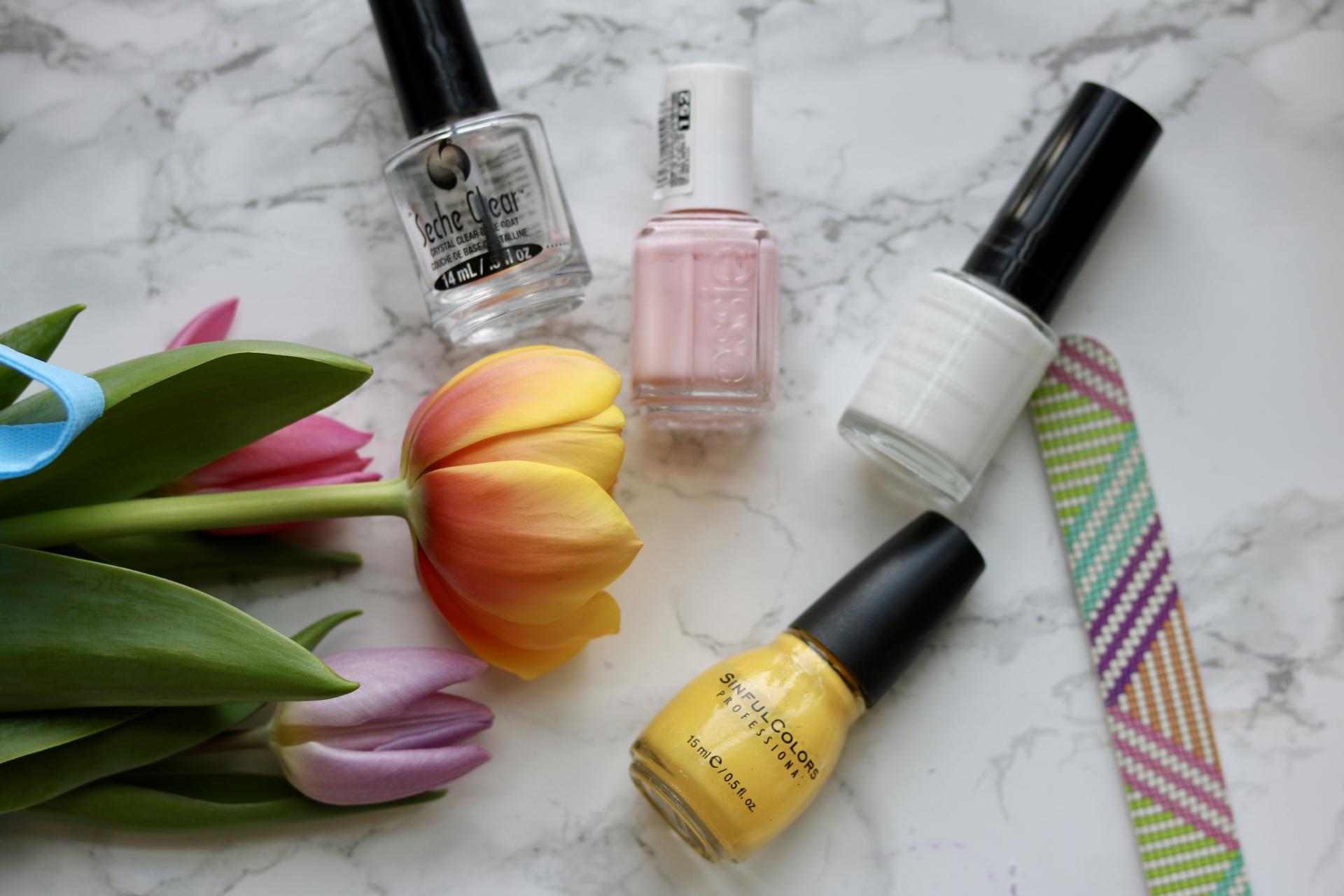 Subtle Daisy Spring Nails | Katie Actually