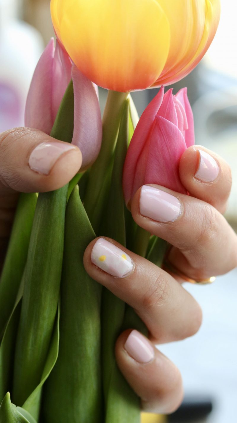 Subtle Daisy Spring Nails | Katie Actually