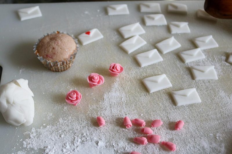 Strawberry Champagne Valentine's Day Mini Cupcakes | Katie Actually